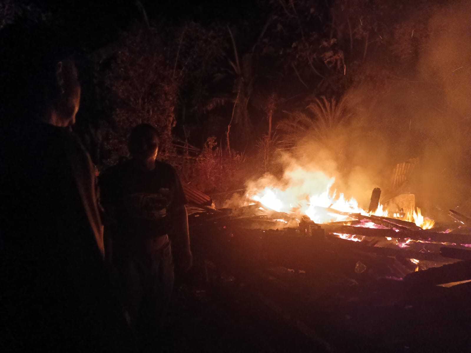 Diduga Korsleting Listrik, Rumah Karyawan Perkebunan di Cibalong Terbakar